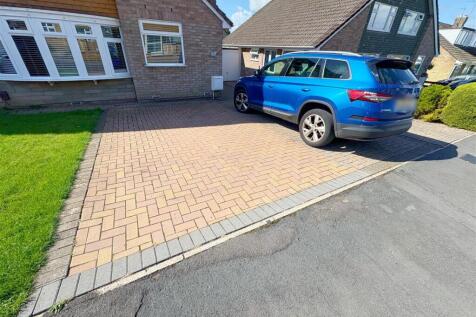 Driveway to front (1).jpg