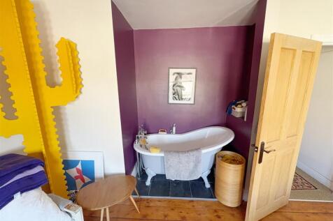 Bath in Bedroom One.jpg