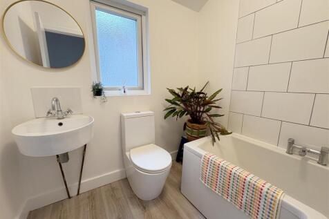 Family bathroom.jpg