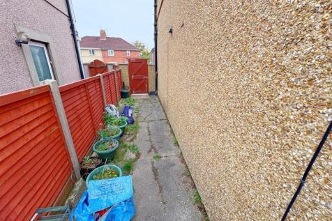 Side access to garden.jpg