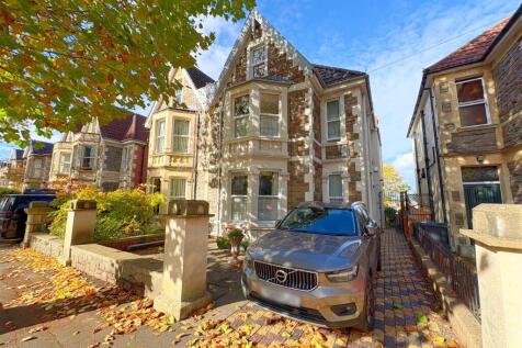 Front shot of property and driveway.jpg