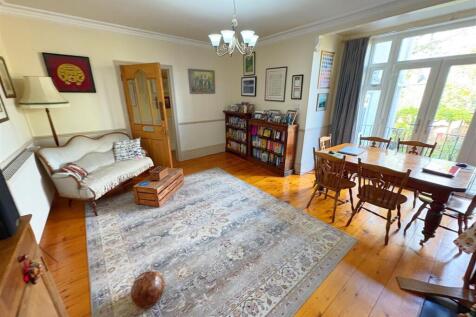 Dining room  opening onto balcony.jpg