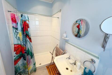 Ensuite shower room (1).jpg