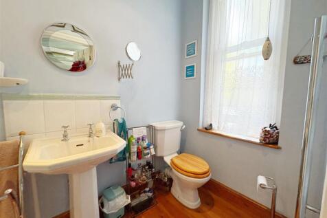 Ensuite shower room.jpg