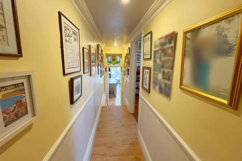 Hallway to kitchen..jpg