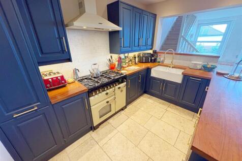 Kitchen shot (2).jpg