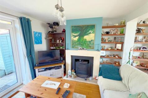 Lounge area onto garden (1).jpg