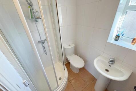 Ensuite Bedroom One.jpg