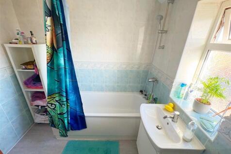 Family bathroom (2).jpg