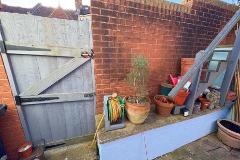 Side access to the garden.jpg