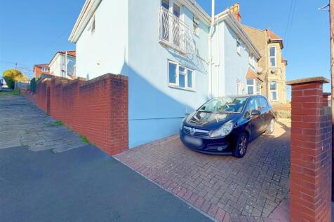 Driveway to front.jpg