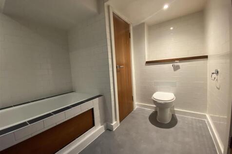 1st Bathroom (2).jpeg