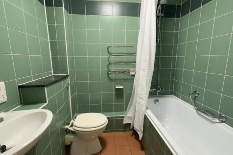 Bathroom 01.jpg