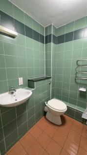 Bathroom 03.jpg