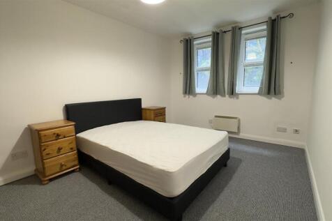 Bedroom 01.jpg