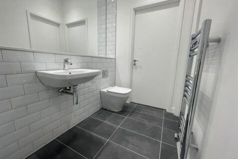 Main bathroom (2).jpeg