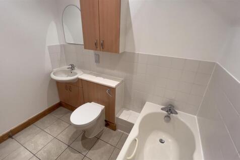 Bathroom 02.jpeg