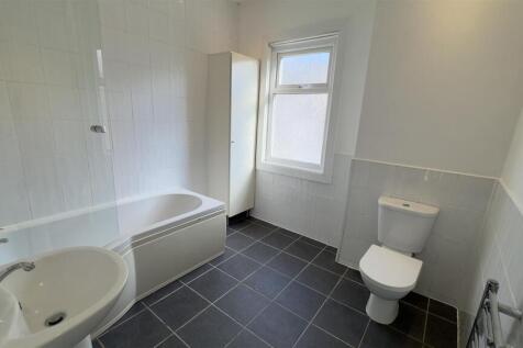 Bathroom 01.jpg