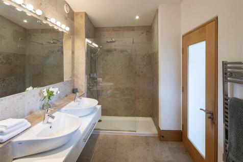 Bathroom 16.06.jpg