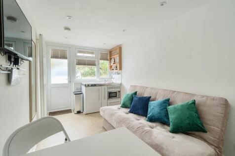 Reception/Bedroom/Kitchen