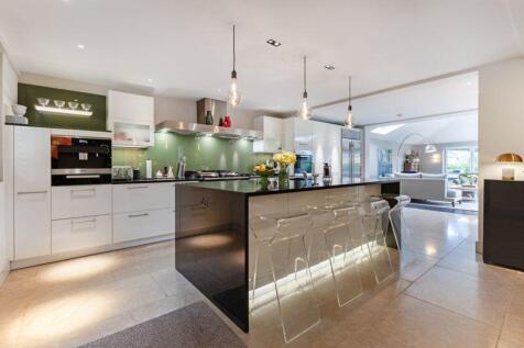 comprehensively fitted kitchen