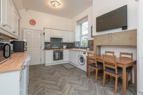 09 - 181 Stainland Road HX4 9AJ.jpg