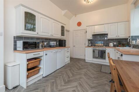 11 - 181 Stainland Road HX4 9AJ.jpg