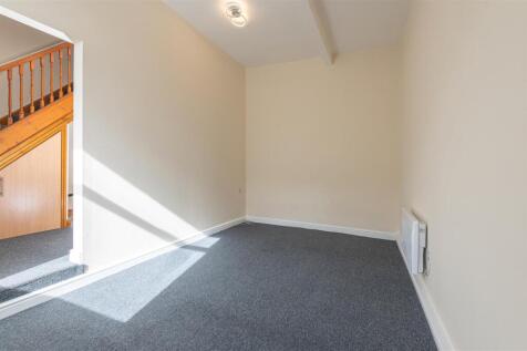 06 - 21 Saville Road HX5 0LA.jpg