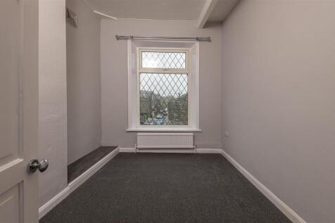 13 - 7 Clay House Lane HX4 8AW.jpg