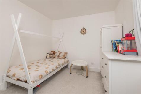 26 - 6 Lindwell Grove HX4 8AT.jpg