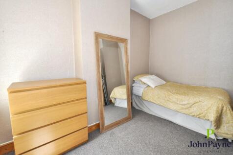 Bedroom Two (Middle)