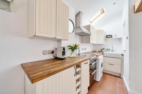 8 MAIN ROAD, DUNTON BASSETT