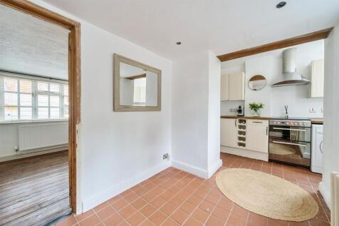 8 MAIN ROAD, DUNTON BASSETT