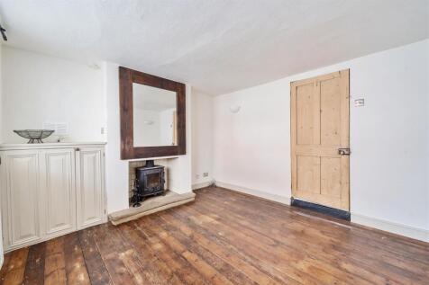 8 MAIN ROAD, DUNTON BASSETT