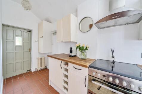 8 MAIN ROAD, DUNTON BASSETT
