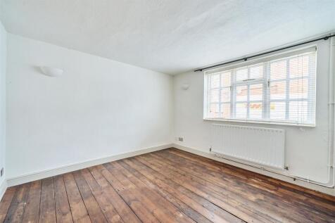 8 MAIN ROAD, DUNTON BASSETT