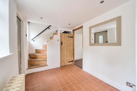 8 MAIN ROAD, DUNTON BASSETT