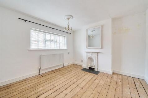 8 MAIN ROAD, DUNTON BASSETT