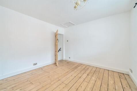8 MAIN ROAD, DUNTON BASSETT