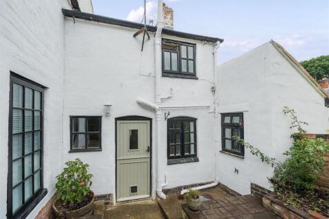 8 MAIN ROAD, DUNTON BASSETT