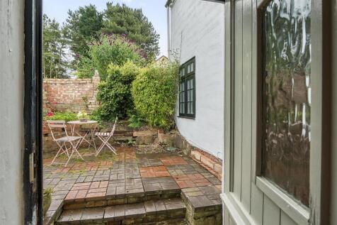 8 MAIN ROAD, DUNTON BASSETT