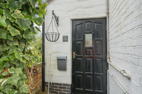 8 MAIN ROAD, DUNTON BASSETT