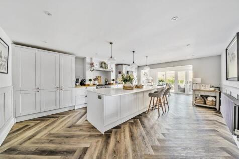 52 Six Acres, Broughton Astleyg