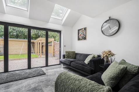 1B Maino Crescent