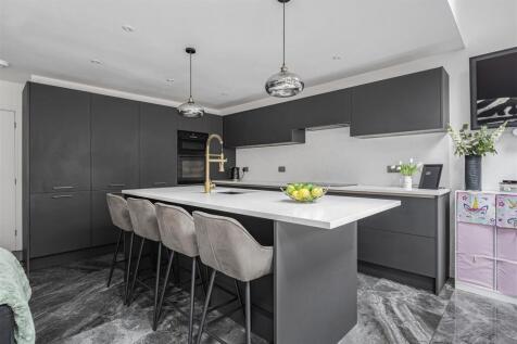 1B Maino Crescent