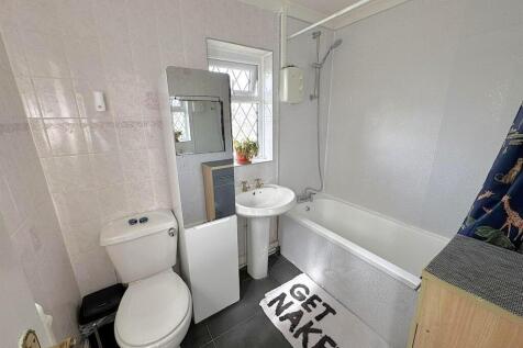 4 Marlborough Avenue Bathroom.jpg