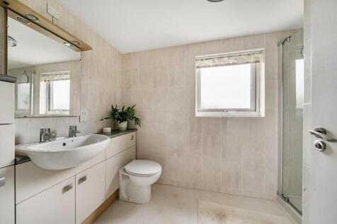 Ensuite To Bed 1