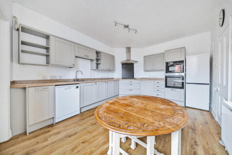 Kitchen / Dining Rm