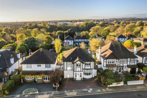 7 Hove Park Way_30.jpg