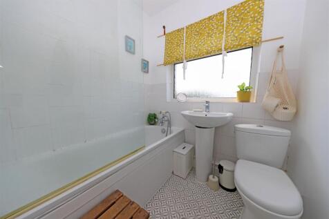 nicholas james summersdene bathroom_.jpg